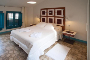 Отель Hotel Hostal Chic  Сан-Фелиу-Де-Гишольс